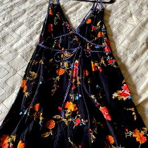Super cute floral dress!